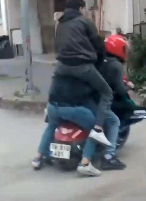 Motosiklete sığmak için sürücünün omzuna çıkmıştı: Ceza kesildi İNEGÖL İLÇESİNDE KASKSIZ VE KORUMASIZ BİR ŞEKİLDE MOTOSİKLETE BİNEREK TRAFİĞİ