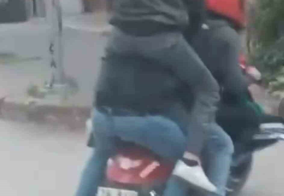 MOTOSİKLETE SIĞMAK İÇİN SÜRÜCÜNÜN OMZUNA ÇIKTI