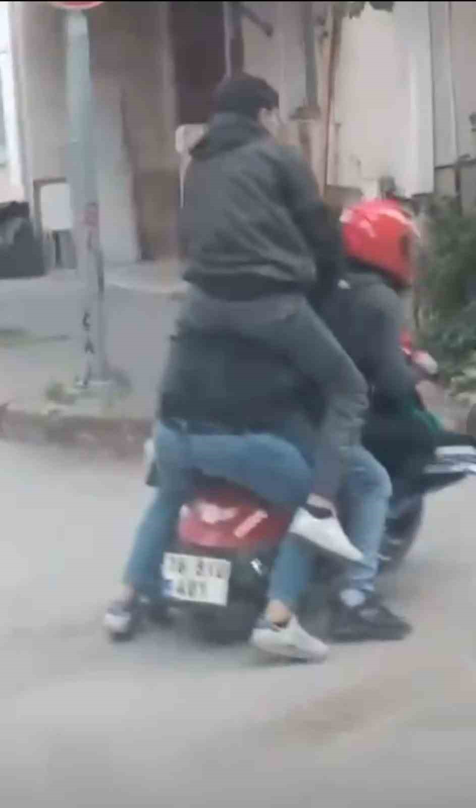 MOTOSİKLETE SIĞMAK İÇİN SÜRÜCÜNÜN OMZUNA ÇIKTI