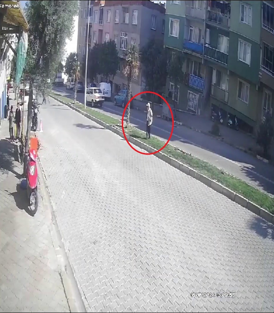 BURSA'NIN MUSTAFAKEMALPAŞA İLÇESİNDE KARŞIDAN KARŞIYA GEÇEN YAŞLI ADAMA MOTOSİKLET ÇARPTI.