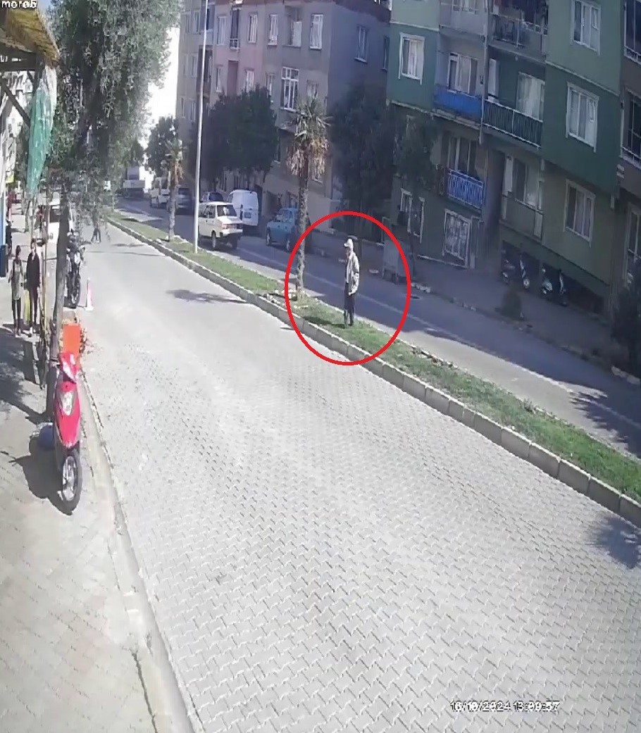 BURSA'NIN MUSTAFAKEMALPAŞA İLÇESİNDE KARŞIDAN KARŞIYA GEÇERKEN MOTOSİKLETİN ÇARPMASIYLA AĞIR YARALANAN