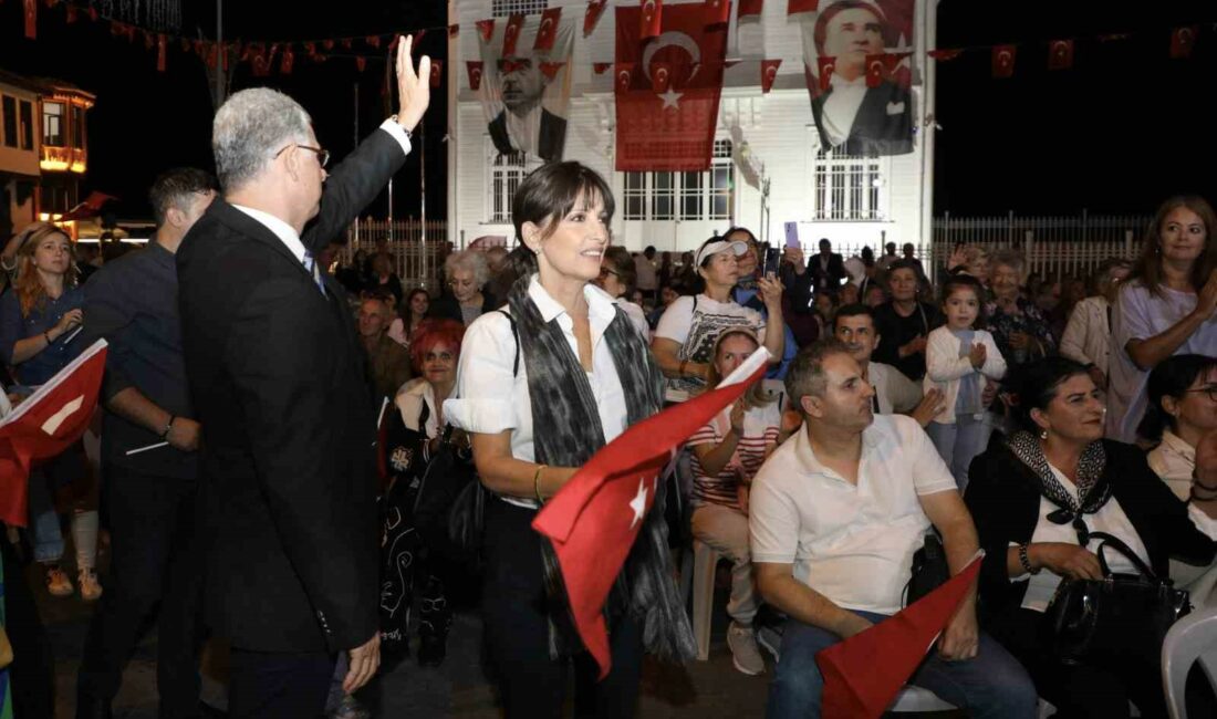 Mudanya sokaklarında tarih canlandı MUDANYA MÜTAREKESİ’NİN 102. YILI KUTLAMALARI BÜYÜK BİR COŞKUYLA DEVAM EDİYOR.