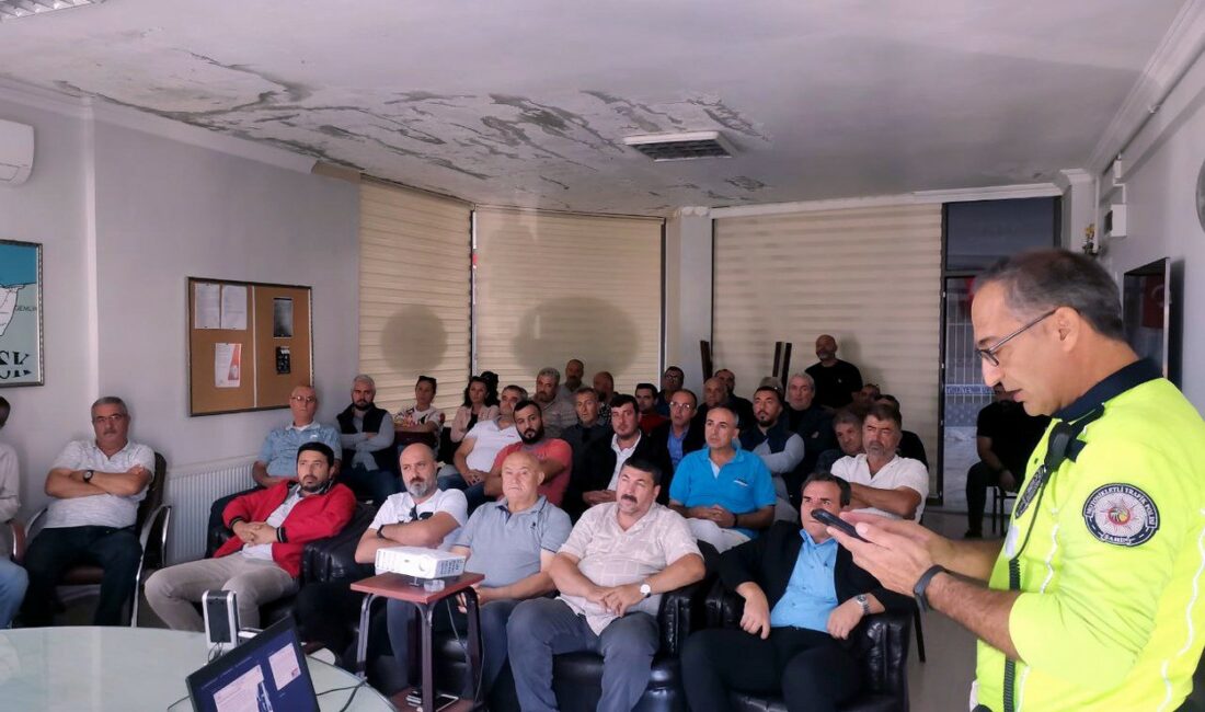 Mudanya’da servisçilere trafik polisinden seminer MUDANYA İLÇE EMNİYET MÜDÜRLÜĞÜ TRAFİK DENETLEME BÜRO AMİRLİĞİ'NCE, MUDANYA'DAKİ SERVİS