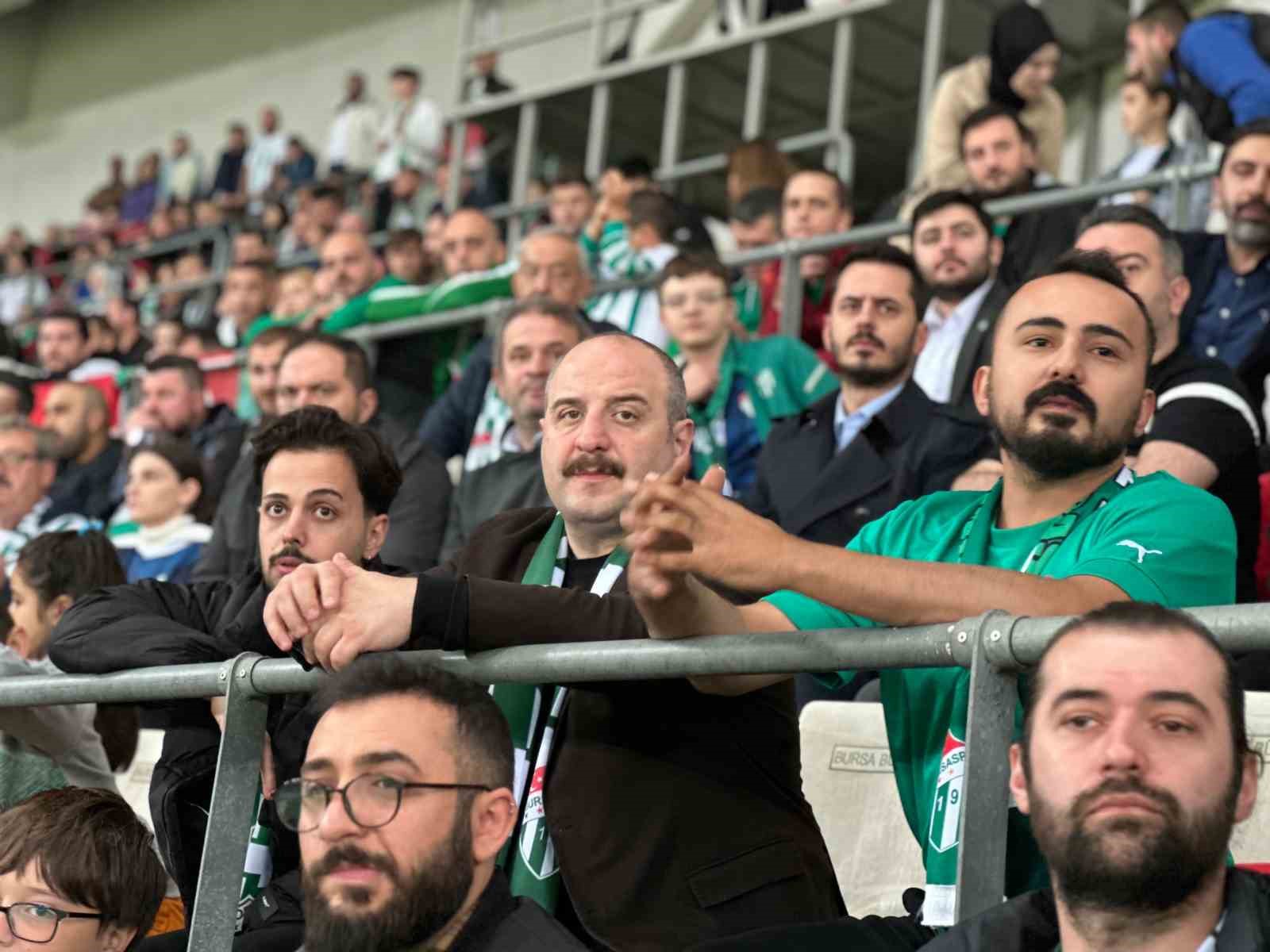 BURSA MİLLETVEKİLİ MUSTAFA VARANK, BURSASPOR - KÜTAHYASPOR MAÇINDA TRİBÜNDE TARAFTARLARLA