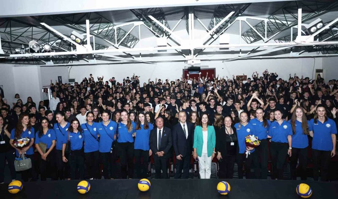 NİLÜFER BELEDİYESPOR EKER KADIN VOLEYBOL TAKIMI, BİR OKULDA DÜZENLENEN SÖYLEŞİYE