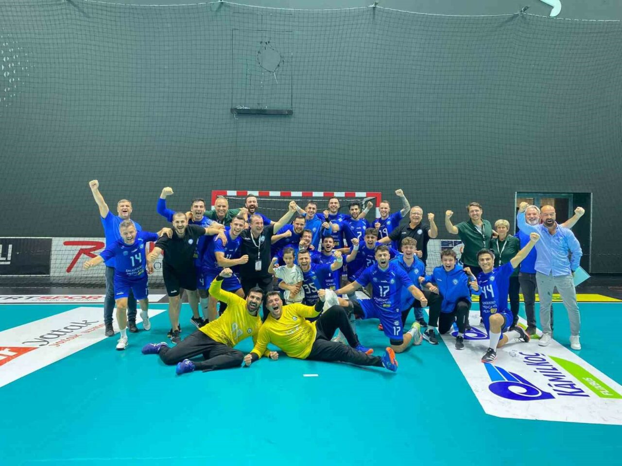 NİLÜFER BELEDİYESPOR ERKEK HENTBOL TAKIMI, DEPLASMANDA KARŞILAŞTIĞI SPOR TOTO'YU 33-32'LİK