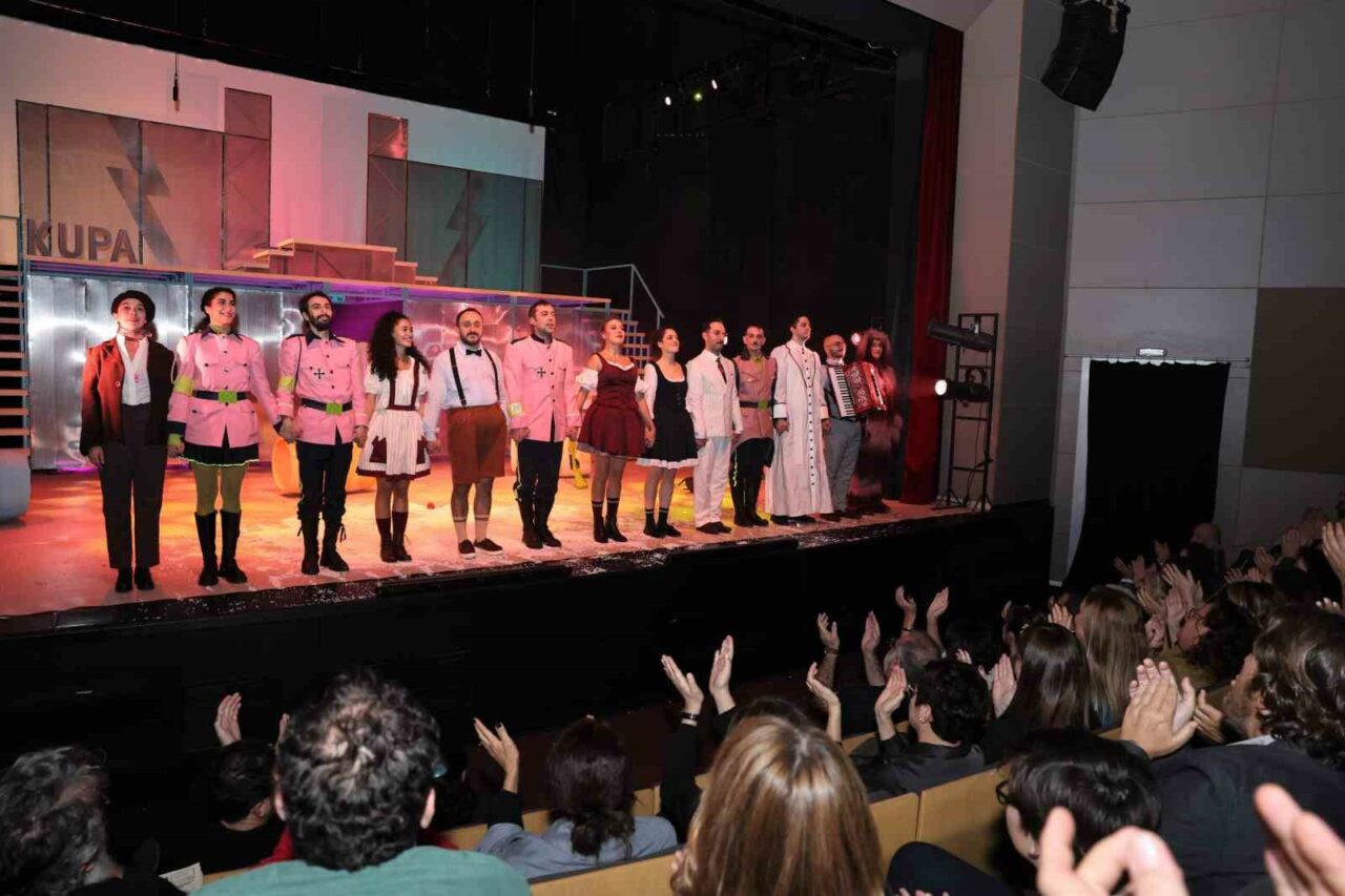 NİLÜFER KENT TİYATROSU, YENİ SEZONU BERTOLT BRECHT’İN YAZDIĞI, DOĞU YAŞAR