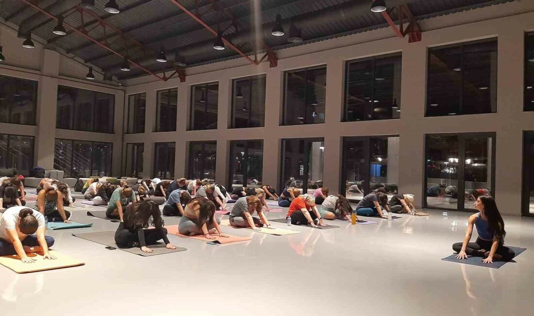 Nilüfer’de kadınlar hem spor yapıyor hem sosyalleşiyor NİLÜFER BELEDİYESİ'NİN KADINLAR İÇİN DÜZENLEDİĞİ YOGA BULUŞMALARI PANCAR DEPOSU'NDA DEVAM