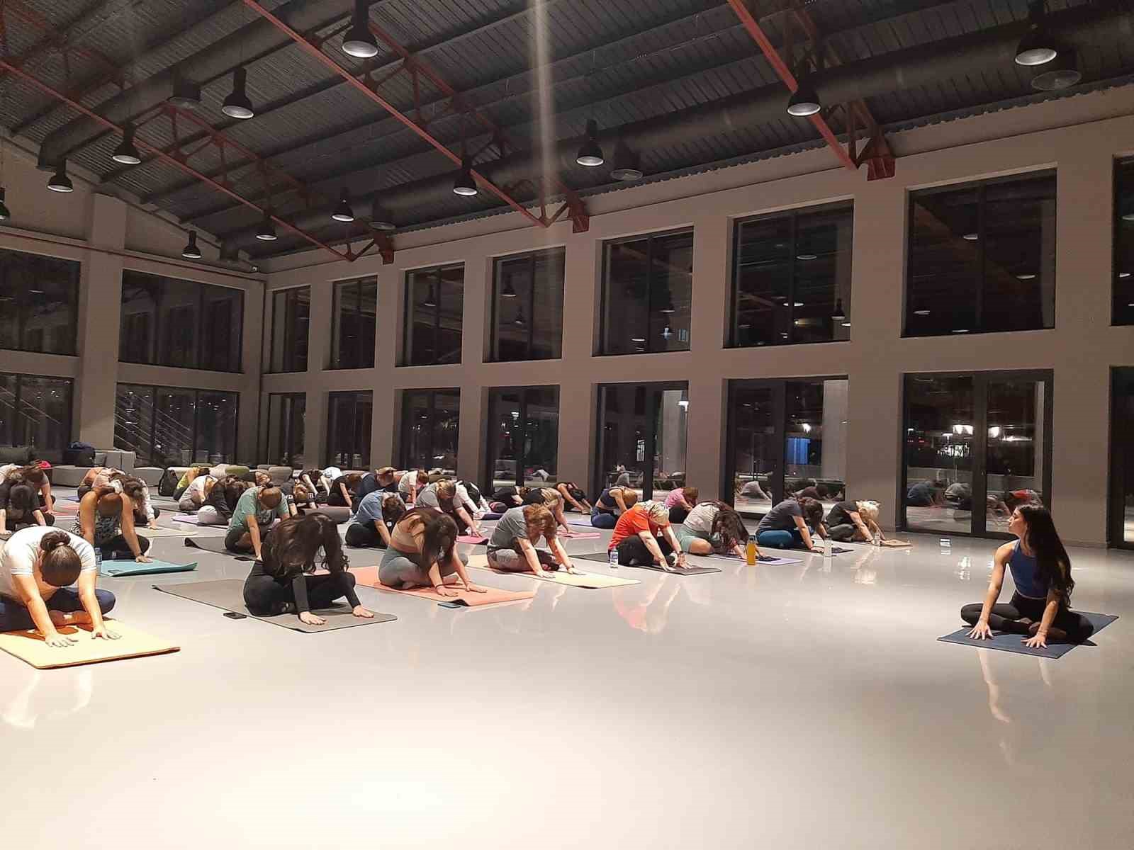 NİLÜFER BELEDİYESİ'NİN KADINLAR İÇİN DÜZENLEDİĞİ YOGA BULUŞMALARI PANCAR DEPOSU'NDA DEVAM