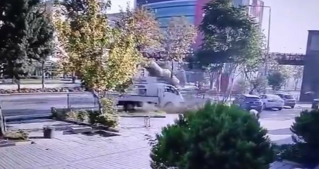 ÖNCE YOLCU ALAN MİNİBÜSE ARIDAN KAMYONETE BÖYLE ÇARPTI