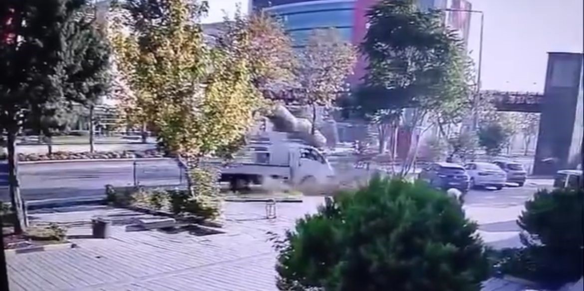 ÖNCE YOLCU ALAN MİNİBÜSE ARIDAN KAMYONETE BÖYLE ÇARPTI