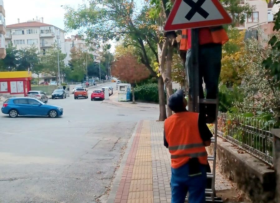 BURSA OSMANGAZİ BELEDİYESİ, KÜKÜRTLÜ CADDESİ’NDEKİ YIPRANAN TRAFİK LEVHALARI VE UYARI