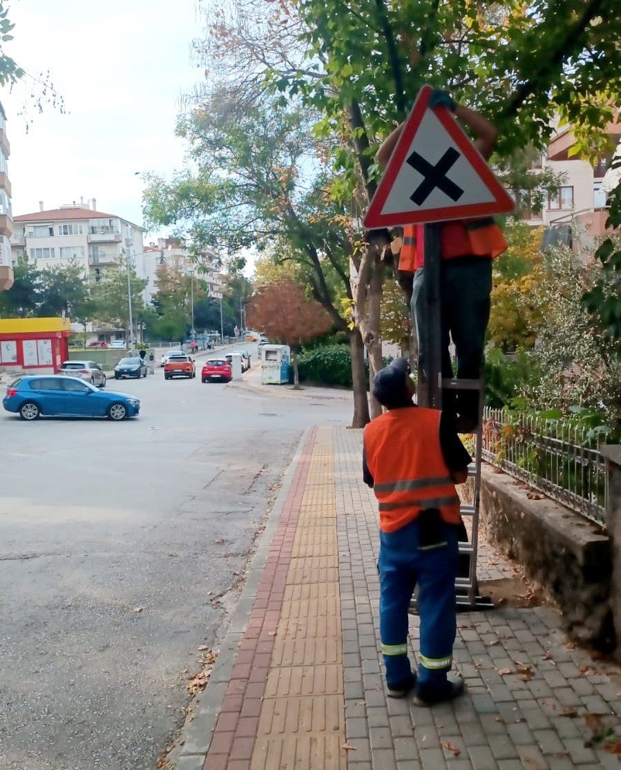 BURSA OSMANGAZİ BELEDİYESİ, KÜKÜRTLÜ CADDESİ’NDEKİ YIPRANAN TRAFİK LEVHALARI VE UYARI