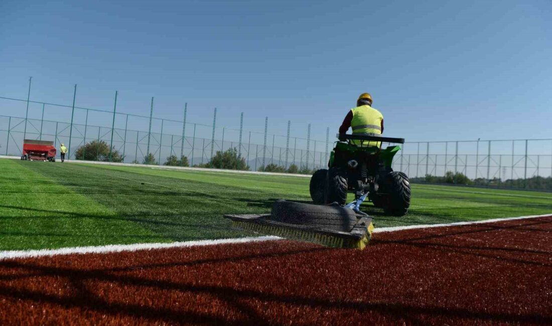 Osmangazi Belediyesi’nden Gündoğdu’ya futbol sahası GENÇLERİN SPOR YAPARAK VERİMLİ VAKİT GEÇİRMELERİNİ SAĞLAMAK ADINA YATIRIMLARINI SÜRDÜREN