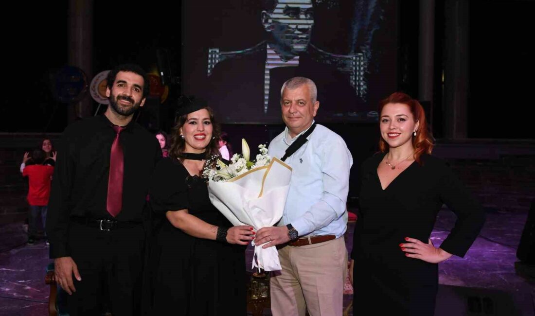 Osmangazi Belediyesi’nden milli duyguları kabartan müzikal BURSA (İHA) - OSMANGAZİ BELEDİYESİ'NİN 29 EKİM CUMHURİYET BAYRAMI KUTLAMALARI