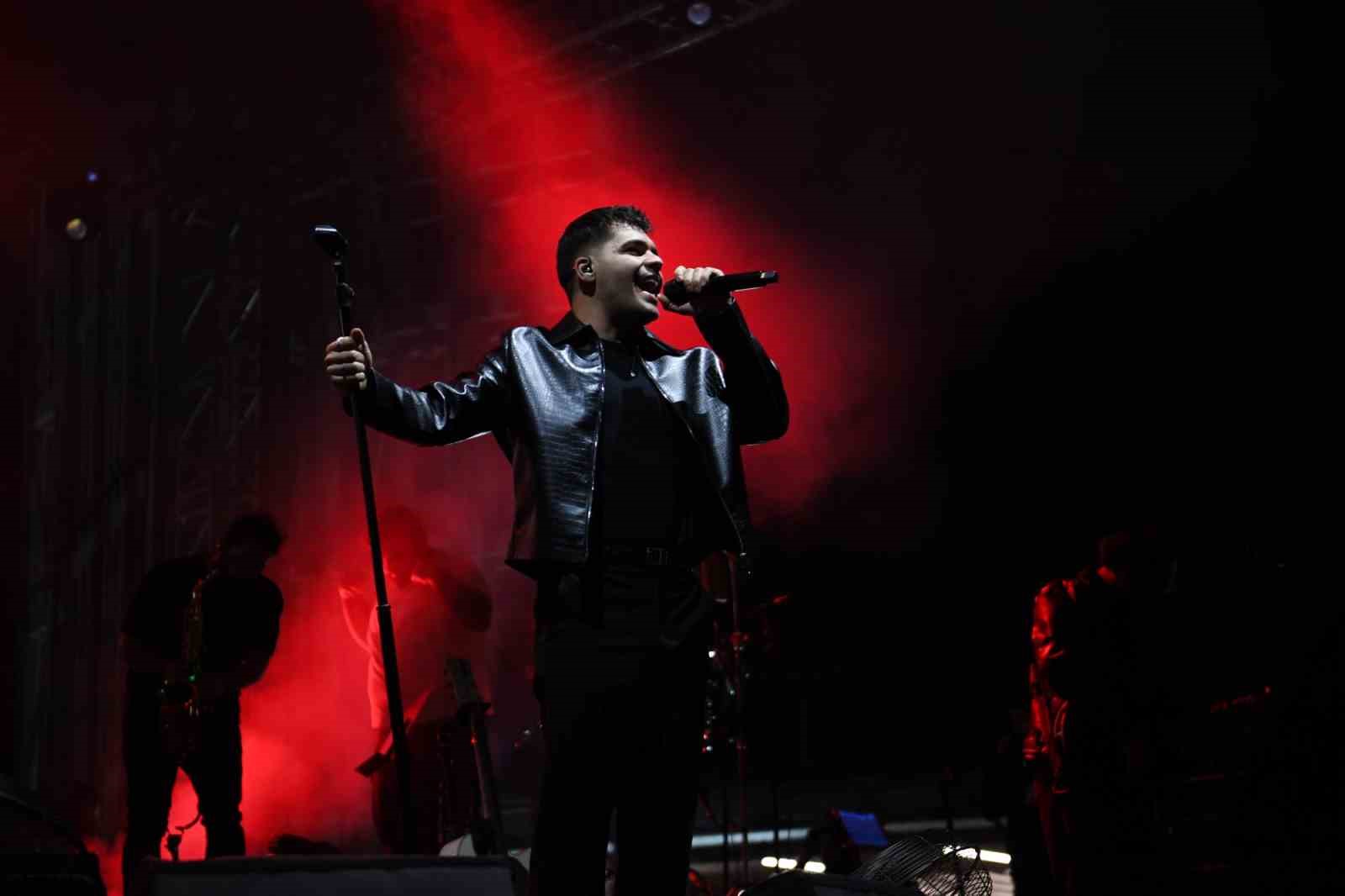 OSMANGAZİ BELEDİYESİ, 29 EKİM CUMHURİYET BAYRAMI KUTLAMALARI ÇERÇEVESİNDE MUHTEŞEM BİR