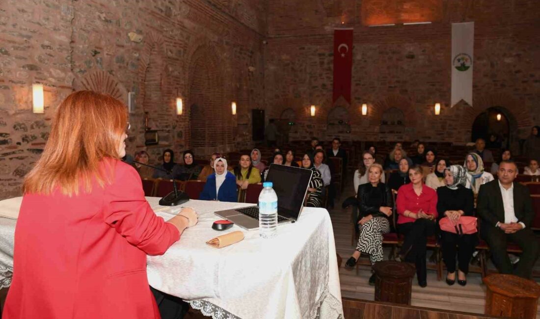 Osmangazi’den bir ‘Çalıkuşu’ geçti OSMANGAZİ BELEDİYESİ TARAFINDAN BAŞLATILAN ‘KOLEKTİF OKUMA’ ETKİNLİĞİNDE EDİTÖR-SOSYOLOG DEMET ÇORAKLI,