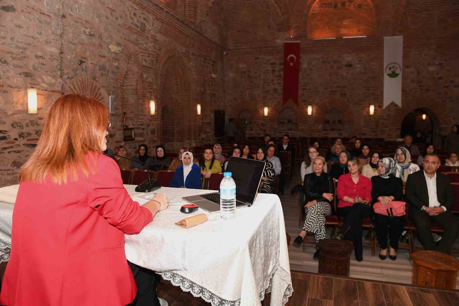 OSMANGAZİ BELEDİYESİ TARAFINDAN BAŞLATILAN ‘KOLEKTİF OKUMA’ ETKİNLİĞİNDE EDİTÖR-SOSYOLOG DEMET ÇORAKLI,