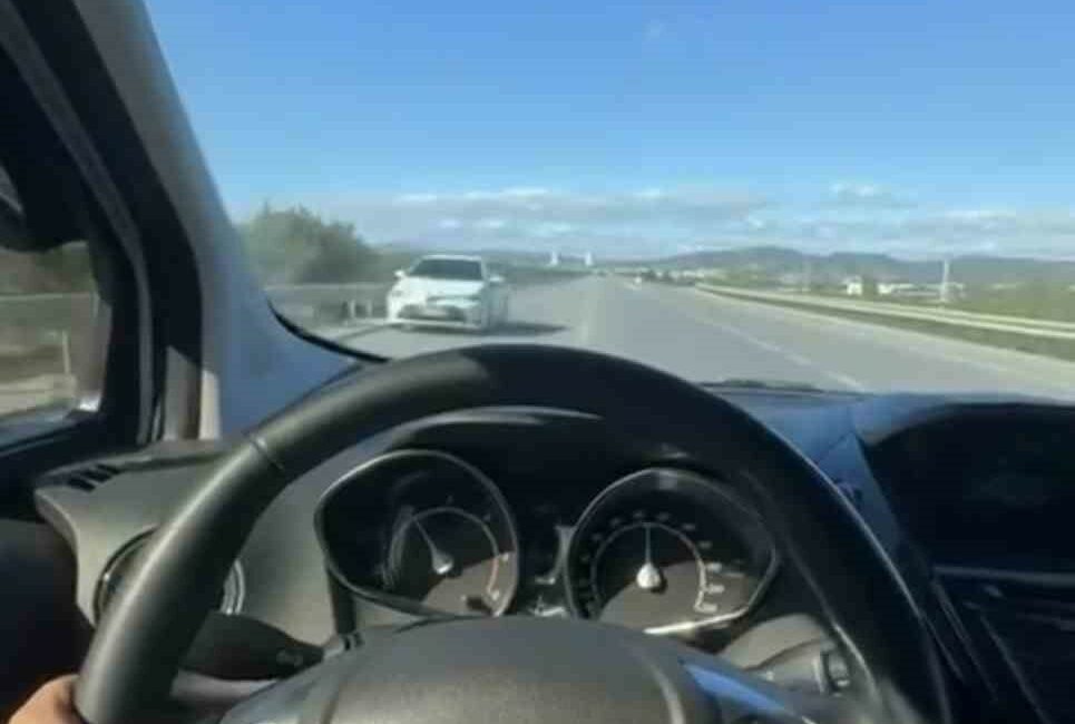 Otobanda ters yönden ilerledi, kaza böyle teğet geçti OTOBANDA TERS YÖNDEN İLERLEDİ, KAZA BÖYLE TEĞET GEÇTİ