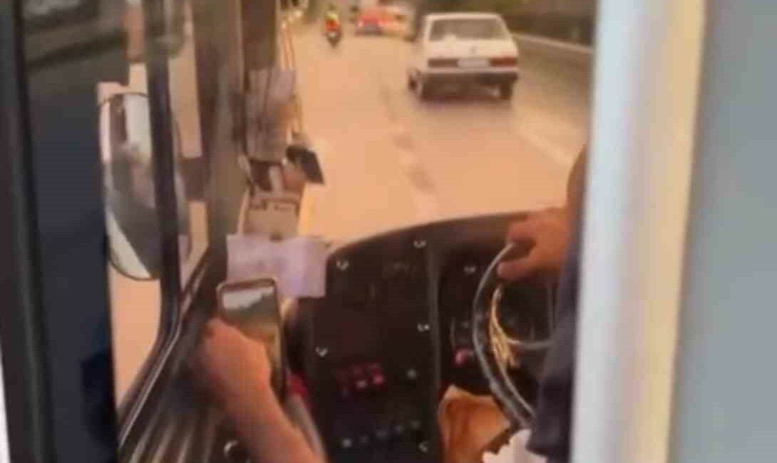 Otobüs şoförü direksiyon başında video izledi BURSA’DA ÖZEL HALK OTOBÜSÜNDE DİREKSİYON BAŞINDA CEP TELEFONUNDAN VİDEO İZLEYEN