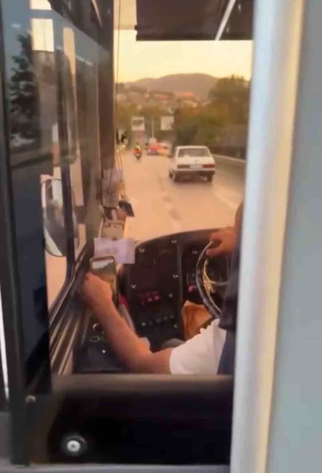 BURSA’DA ÖZEL HALK OTOBÜSÜNDE DİREKSİYON BAŞINDA CEP TELEFONUNDAN VİDEO İZLEYEN
