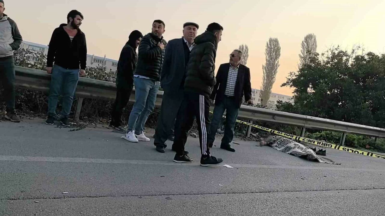 BURSA'NIN İNEGÖL İLÇESİNDE OTOMOBİLİN ÇARPTIĞI ADAM HAYATINI KAYBETTİ. KAZAYA BAKMAK