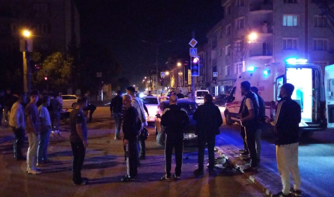 BURSA'NIN İNEGÖL İLÇESİNDE İKİ OTOMOBİLİN ÇARPIŞTIĞI KAZADA 3 KİŞİ YARALANDI.