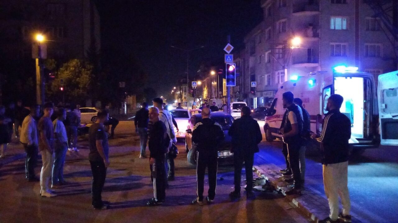 BURSA'NIN İNEGÖL İLÇESİNDE İKİ OTOMOBİLİN ÇARPIŞTIĞI KAZADA 3 KİŞİ YARALANDI.