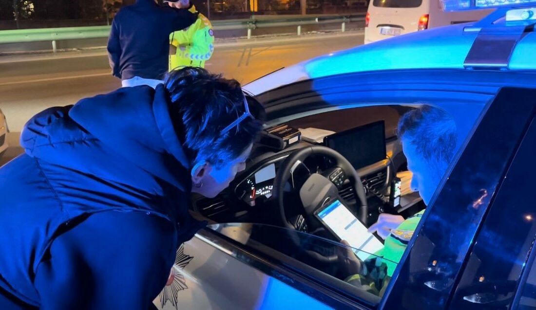 Alkollü araç başına geçti, ehliyetini verince ağlamaya başladı BURSA'DA ALKOL DENETİMİNE TAKILAN BİR SÜRÜCÜ, YÜKSEK PROMİLDEN DOLAYI EHLİYETİNİ