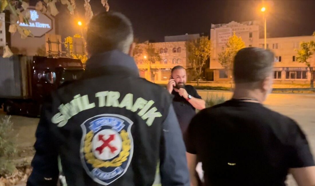 (Özel) Dakikalarca polisle pazarlık yaptı, 101 promil alkollü çıktı BURSA’DA ALKOL UYGULAMASINA TAKILAN BİR SÜRÜCÜ DAKİKALARCA POLİSLE PAZARLIK YAPMAYA