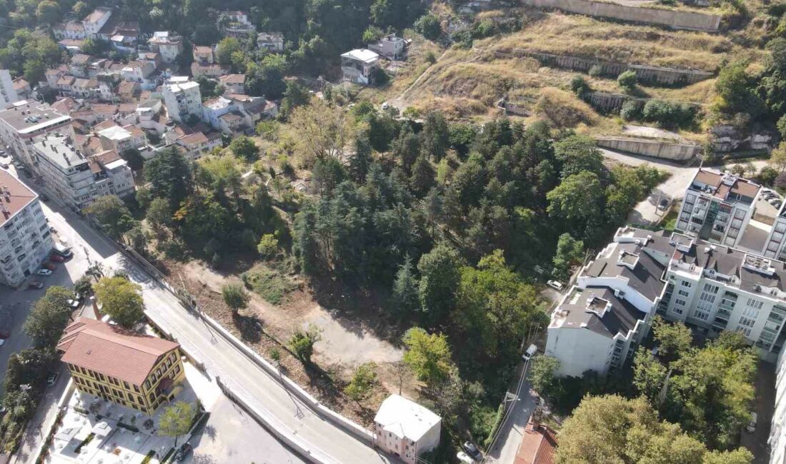 BURSA'DA İÇERİSİNDE ANITSAL YAPI OLARAK HÜSAMETTİN TEKKE CAMİİ'NİN DE BULUNDUĞU