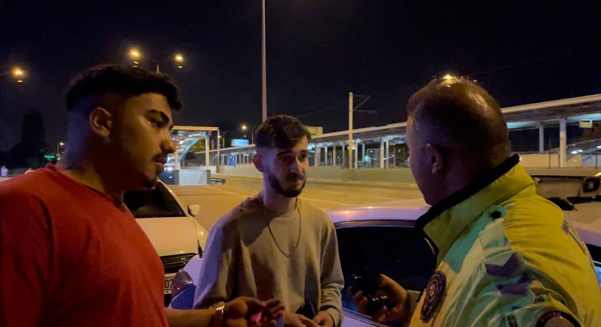 POLİSİ GÖRÜNCE BAHANELER PEŞ PEŞE GELDİ, “KAZA YAPTIM, O YÜZDEN