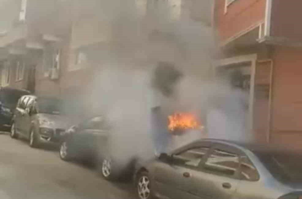 Park halindeki otomobil alevlere teslim oldu BURSA'NIN KARACABEY İLÇESİNDE PARK HALİNDEKİ OTOMOBİL ALEV ALDI. ÇIKAN YANGINI