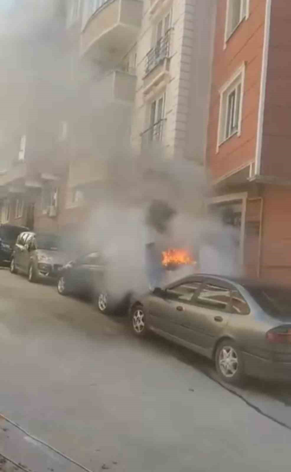 BURSA'NIN KARACABEY İLÇESİNDE PARK HALİNDEKİ OTOMOBİL ALEV ALDI. ÇIKAN YANGINI