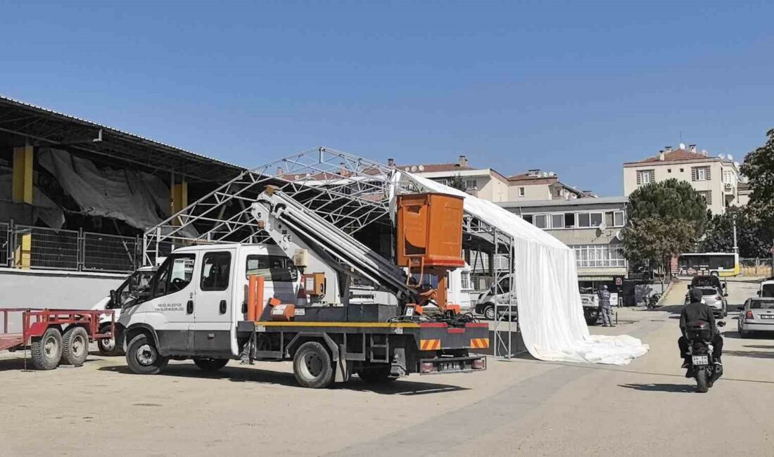 Pazar yerine branda kurarken 5 metre yükseklikten düştü, ağır yaralandı BURSA'NIN İNEGÖL İLÇESİNDE MEYDANA GELEN OLAYDA PAZAR YERİNE BRANDA KURARKEN