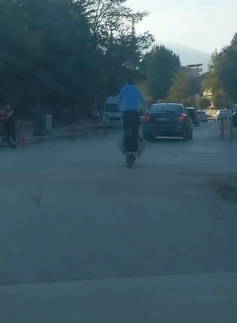 Scooter ile tehlikeli yolculuk kamerada BURSA'NIN İNEGÖL İLÇESİNDE ELEKTRİKLİ SCOOTER'IN ÖNÜNE OTURTTUĞU ARKADAŞIYLA BİRLİKTE TEHLİKELİ