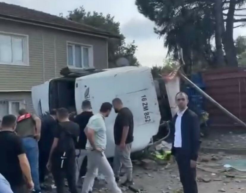 Şerit değiştiren ticari araca çarpan tır yan yattı: 2 yaralı BURSA’DA SOLA DÖNÜŞ YAPMAK İÇİN ANAYOLDA ŞERİT DEĞİŞTİREN KAMYONETE, TIR