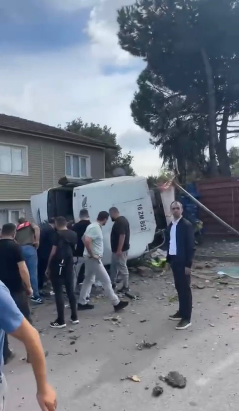 BURSA’DA SOLA DÖNÜŞ YAPMAK İÇİN ANAYOLDA ŞERİT DEĞİŞTİREN KAMYONETE, TIR