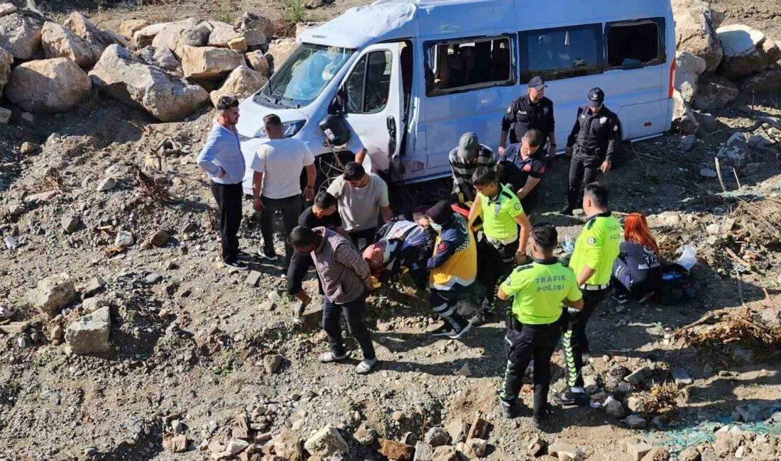 Servis minibüsü takla attı, sürücü yaralandı BURSA'DA GERİ MANEVRA YAPAN SERVİS ARACI, REFÜJE UÇTU. KAZA SONRASI