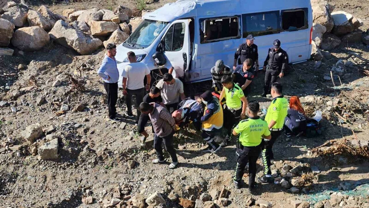 BURSA'DA GERİ MANEVRA YAPAN SERVİS ARACI, REFÜJE UÇTU. KAZA SONRASI