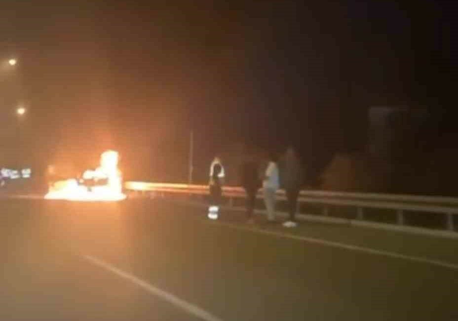 Seyir halindeki araç alev topuna döndü SEYİR HALİNDEKİ ARAÇ ALEV TOPUNA DÖNDÜ