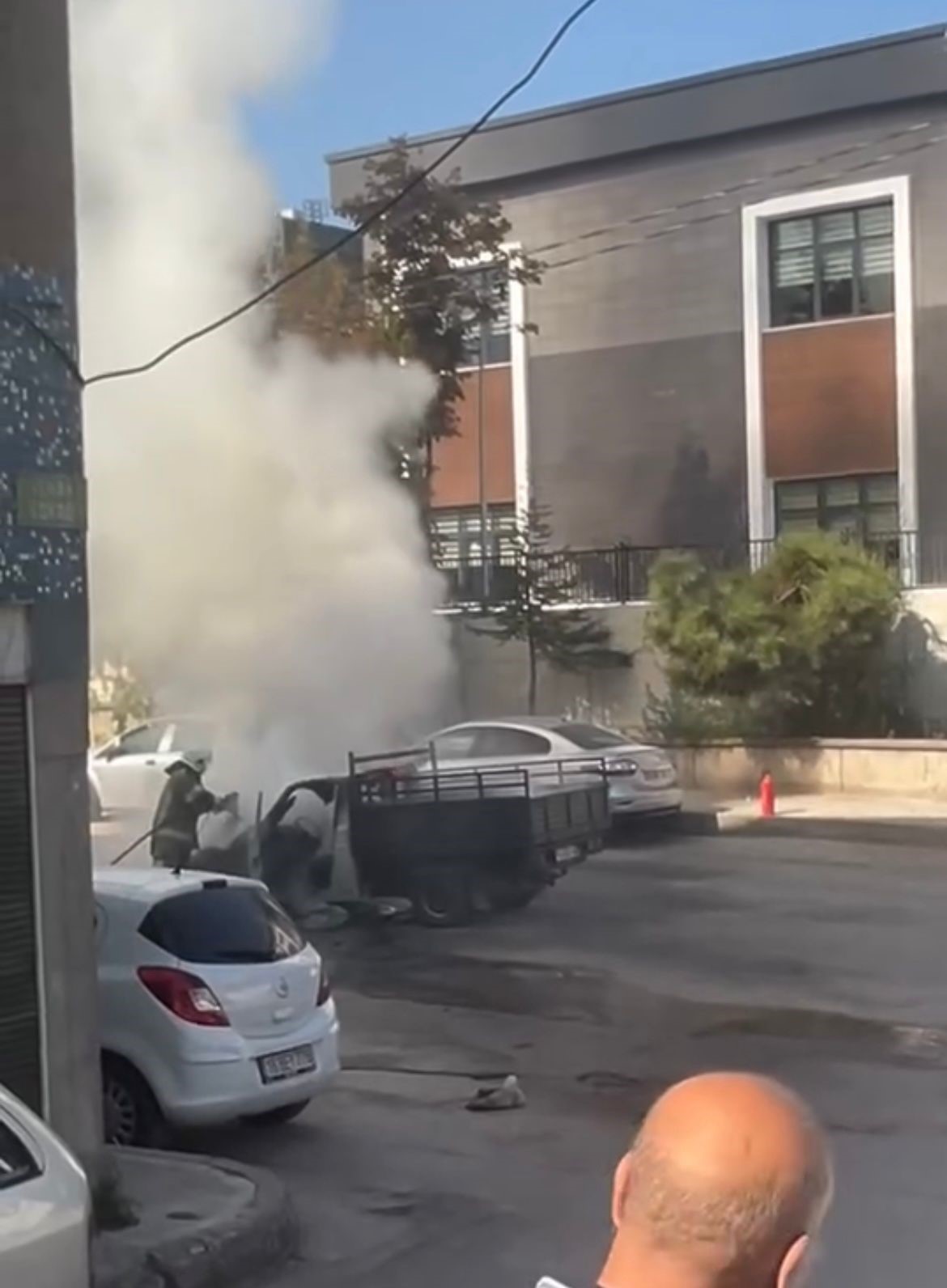 BURSA'DA SEYİR HALİNDEYKEN DUMANLAR ÇIKMAYA BAŞLAYAN KAMYONET ALEV TOPUNA DÖNDÜ.