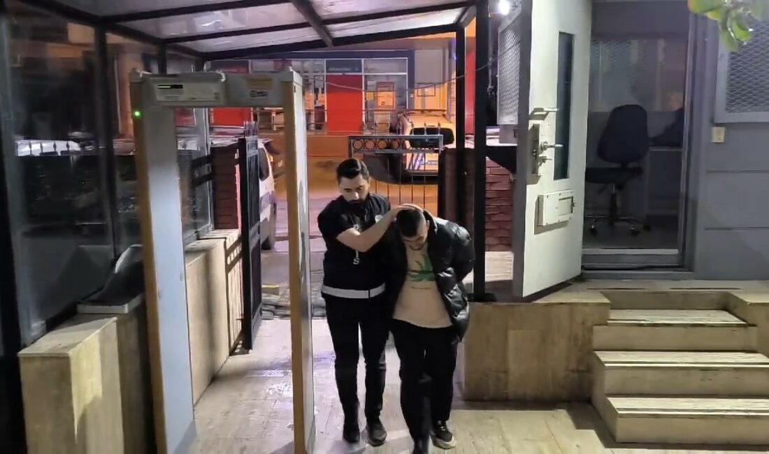 Sokakta havaya defalarca ateş açan magandanın gerekçesi pes dedirtti BURSA'DA SOKAK ÜZERİNDE HAVAYA DEFARLARCA ATEŞ AÇAN MAGANDA POLİS TARAFINDAN