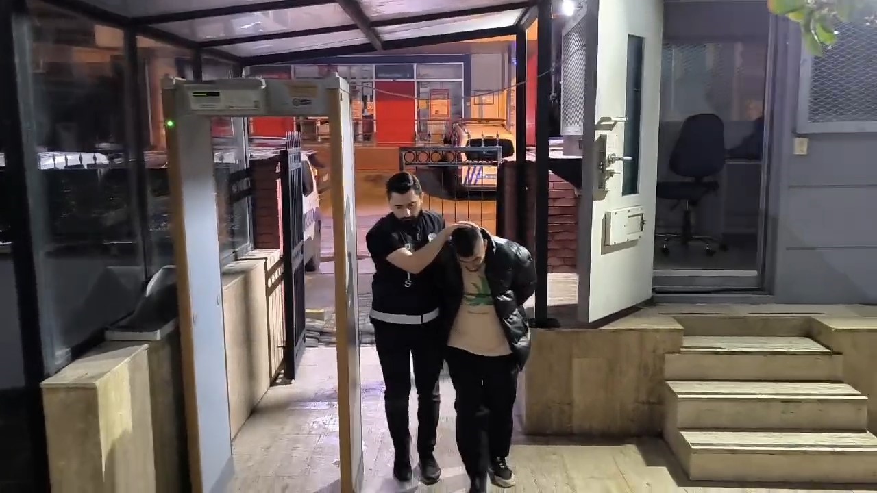 BURSA'DA SOKAK ÜZERİNDE HAVAYA DEFARLARCA ATEŞ AÇAN MAGANDA POLİS TARAFINDAN