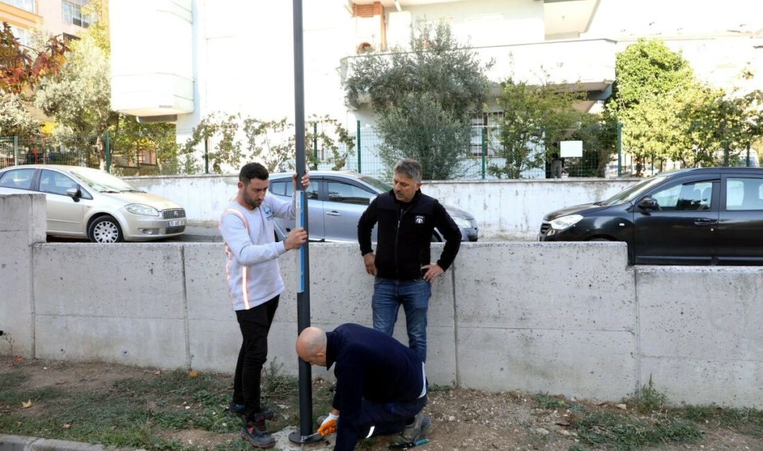 Şükrü Çavuş Parkı şenlendi MUDANYA ŞÜKRÜ ÇAVUŞ MAHALLESİNDE PARKLARA GÜNEŞ ENERJİLİ LED AYDINLATMA SİSTEMİ