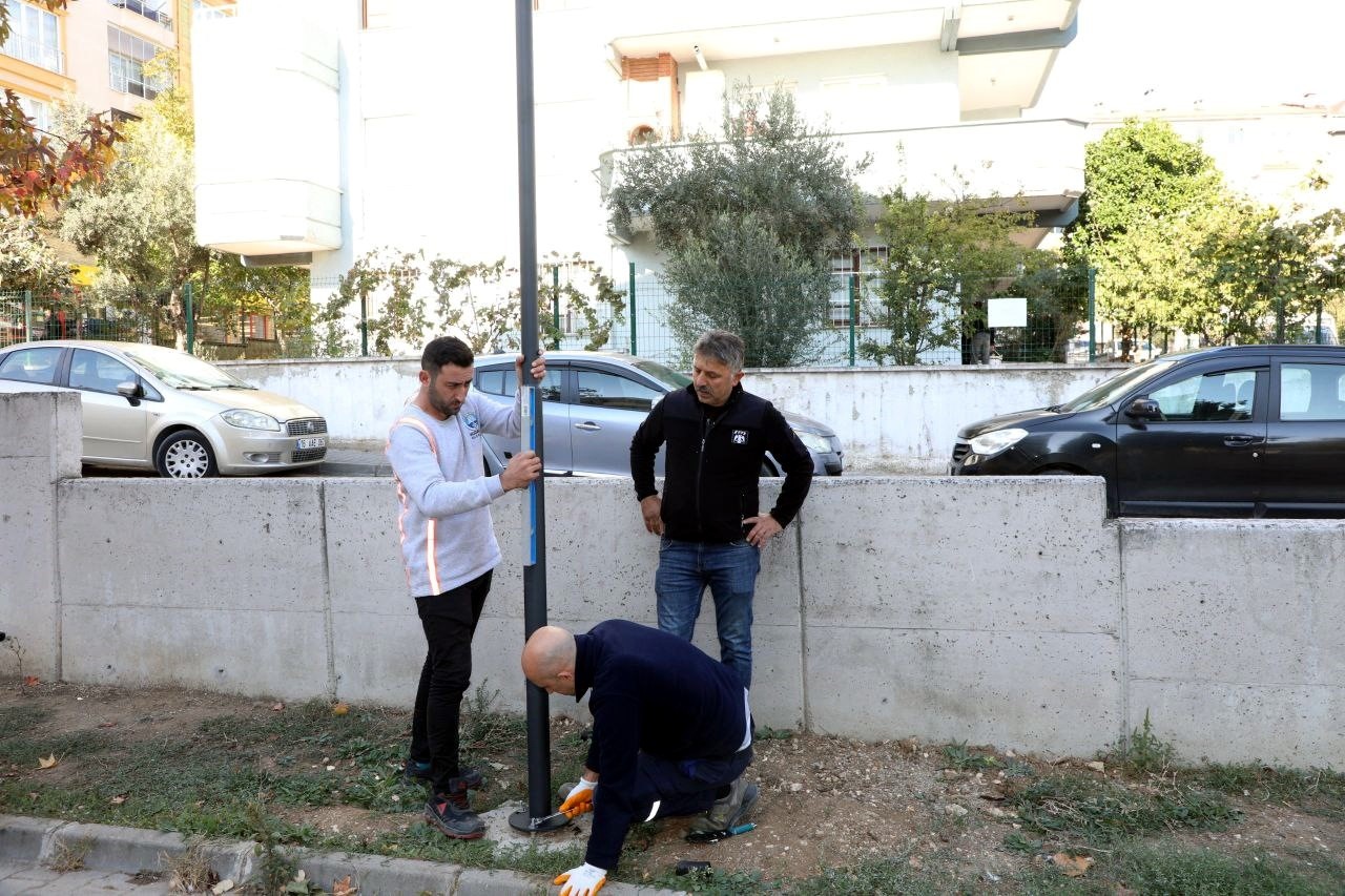 MUDANYA ŞÜKRÜ ÇAVUŞ MAHALLESİNDE PARKLARA GÜNEŞ ENERJİLİ LED AYDINLATMA SİSTEMİ