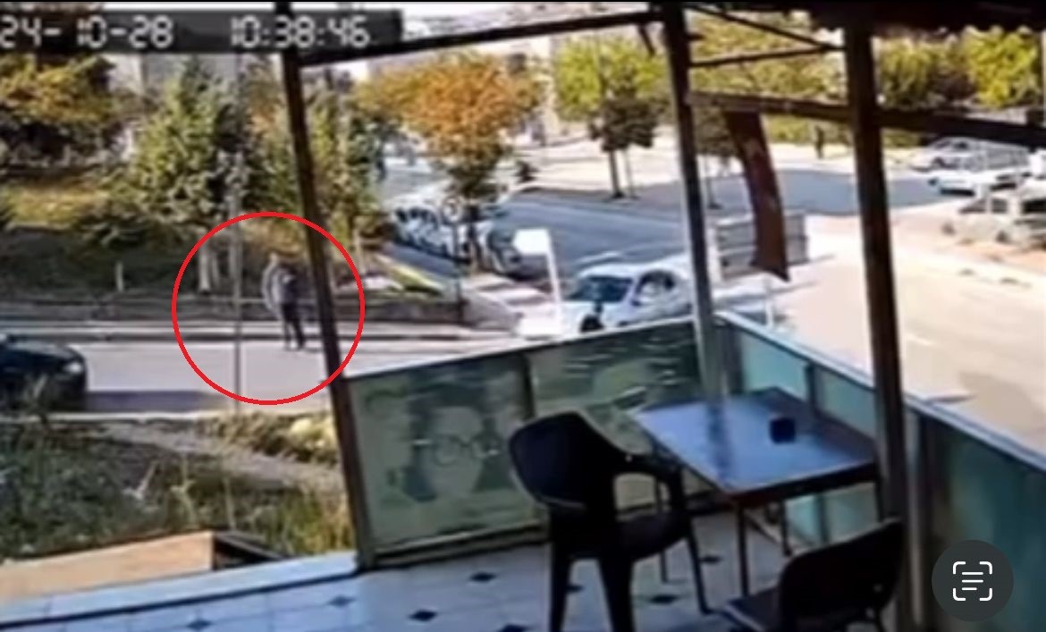 SÜRÜCÜ FENALAŞTI BAYIR AŞAĞI KAÇAN ARAÇ, ÖNCE YAYAYA SONRA OTOMOBİLE