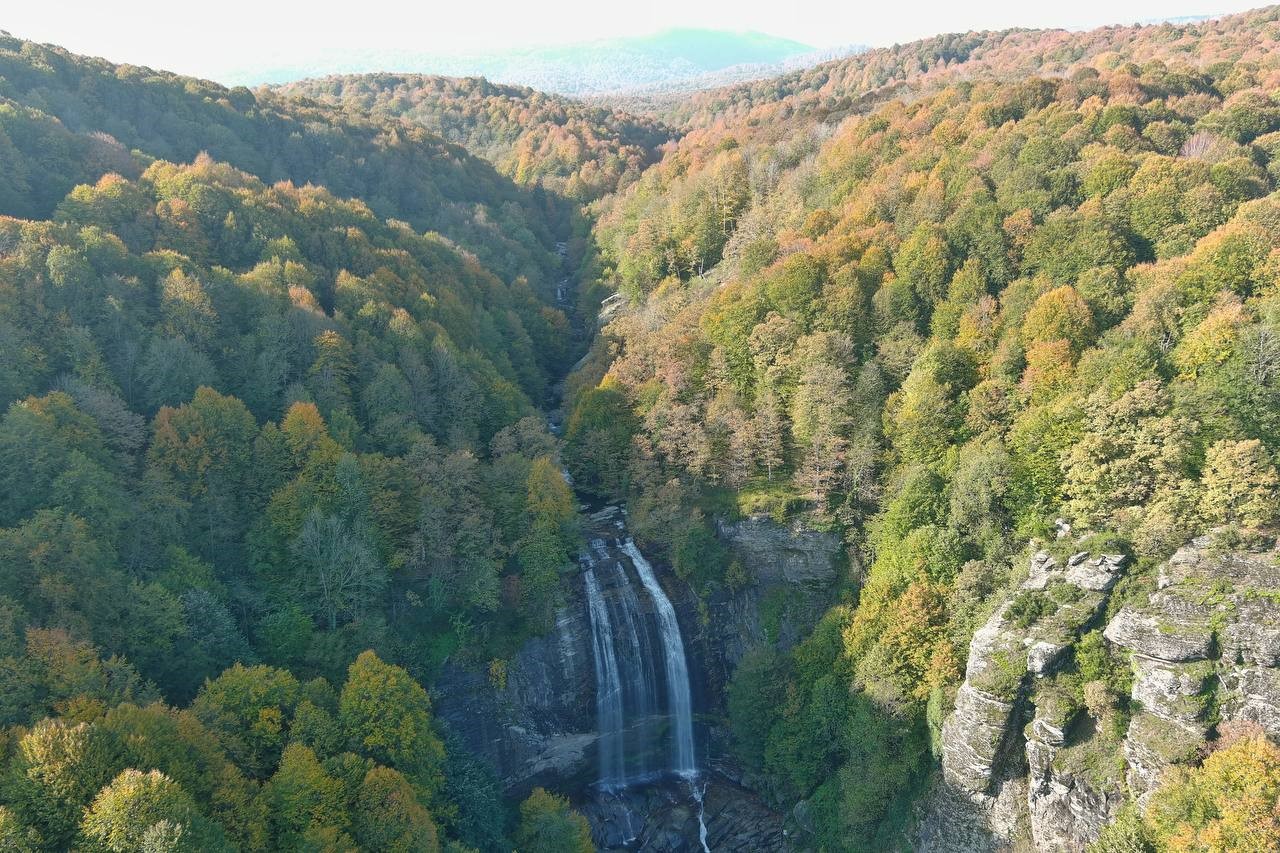 BURSA’NIN MUSTAFAKEMALPAŞA İLÇESİNDE, DOĞAL GÜZELLİĞİYLE BİLİNEN SUUÇTU ŞELALESİ SONBAHARIN SON