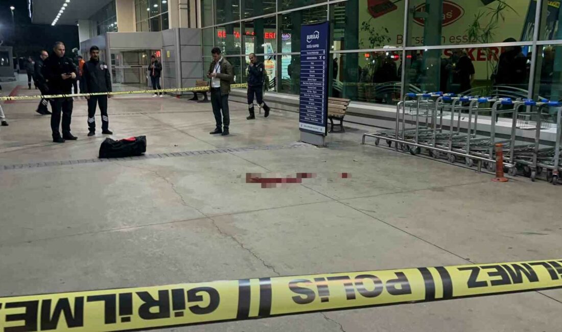 Takip ettiği husumetlisini terminalde vurdu BURSA ŞEHİRLER ARASI OTOBÜS TERMİNALİ'NDE BİR ŞÜPHELİ, HUSUMETLİSİNİ BACAĞINDAN VURDU.