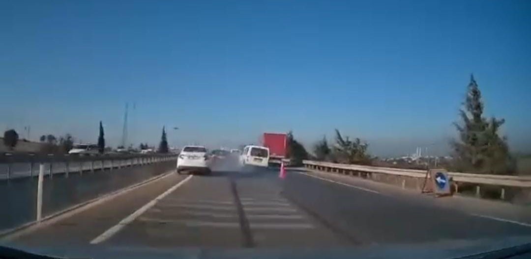 BURSA’DA OTOBANDA SEYİR HALİNDEYKEN TAKİP MESAFESİNİ İHLAL EDEN TİCARİ ARAÇ,